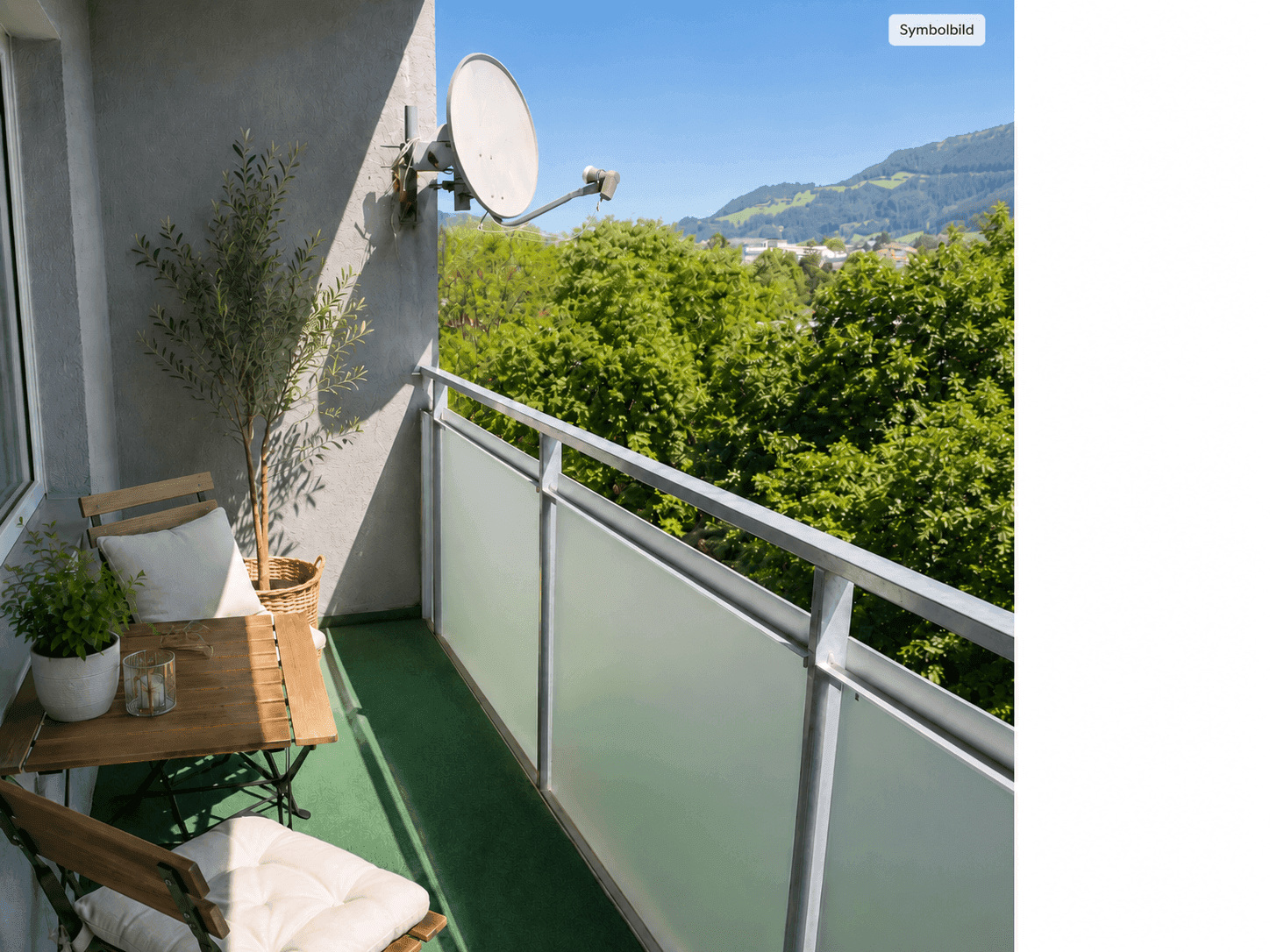 Sonniger Balkon mit Sitzgelegenheiten, Pflanzen und weitem Blick auf grüne Hügel.
