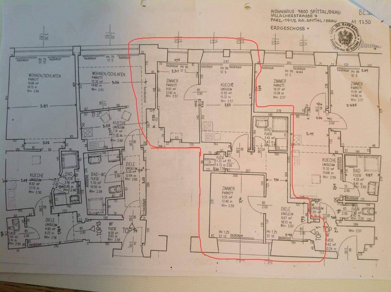 Detaillierter Grundrissplan eines Wohnhauses mit mehreren Wohneinheiten, Balkonen und Terrassen.
