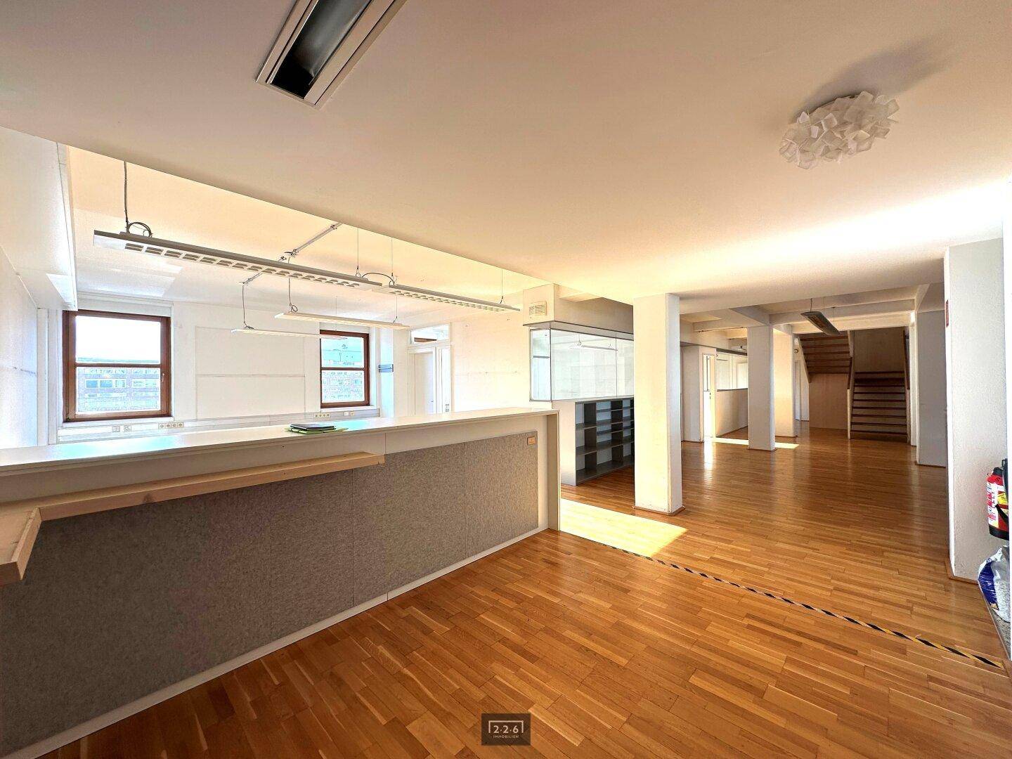 226 Immobilien: INNSBRUCK ZENTRUM: Großflächige Bürofläche (14 RÄUME / ca. 626 m² NF) über 2 Ebenen (TEILUNG MÖGLICH ca. 300 m²) / ab sofort – pohled 3