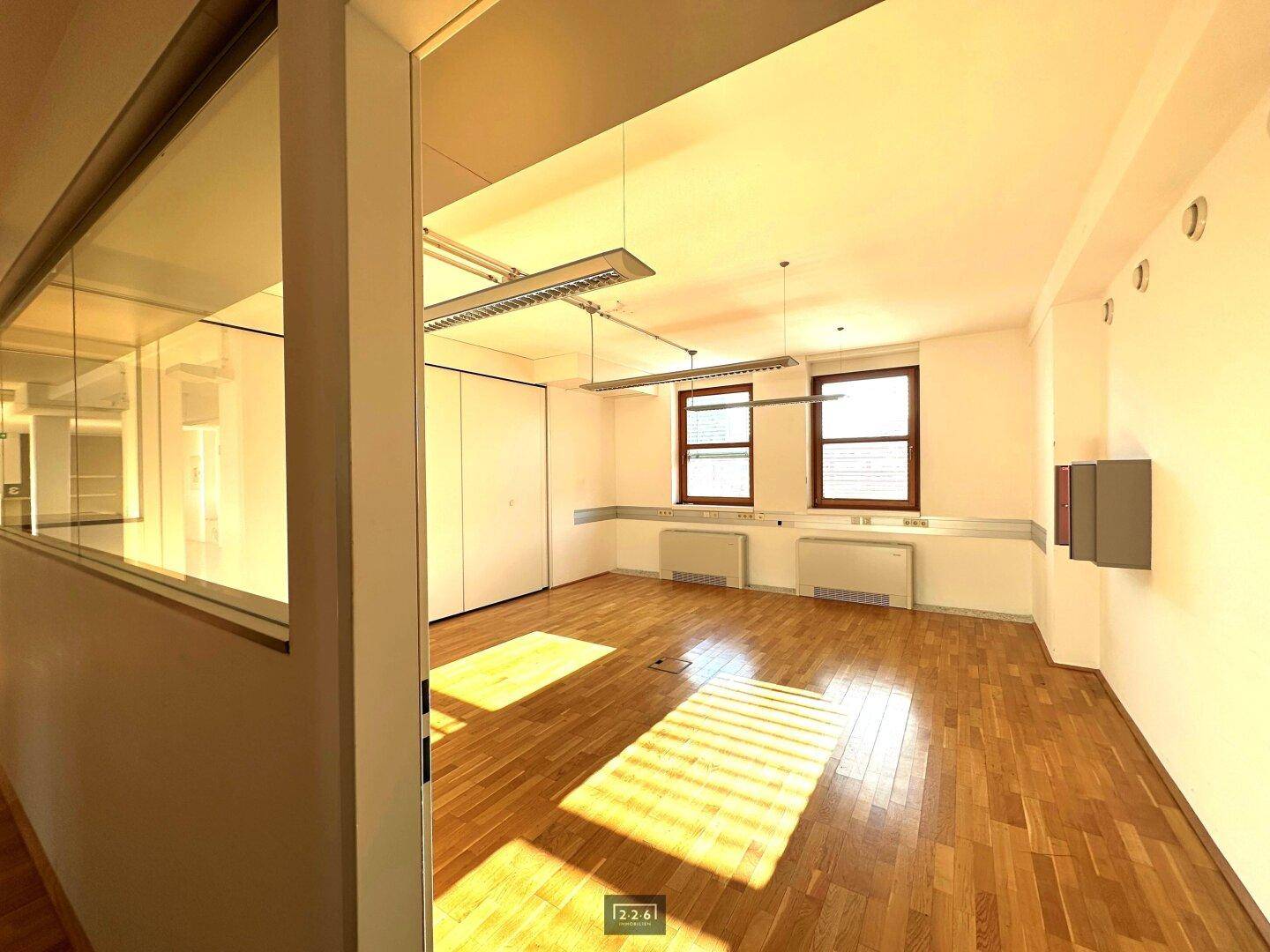 226 Immobilien: INNSBRUCK ZENTRUM: Großflächige Bürofläche (14 RÄUME / ca. 626 m² NF) über 2 Ebenen (TEILUNG MÖGLICH ca. 300 m²) / ab sofort – pohled 5
