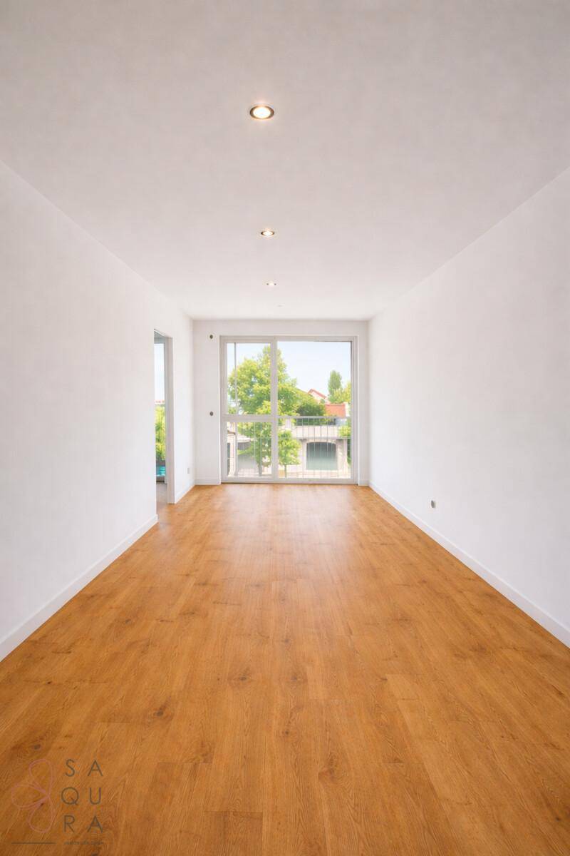 Lichtdurchfluteter Raum mit Holzboden und weitem Blick nach draußen, bietet viel Gestaltungspotenzial.