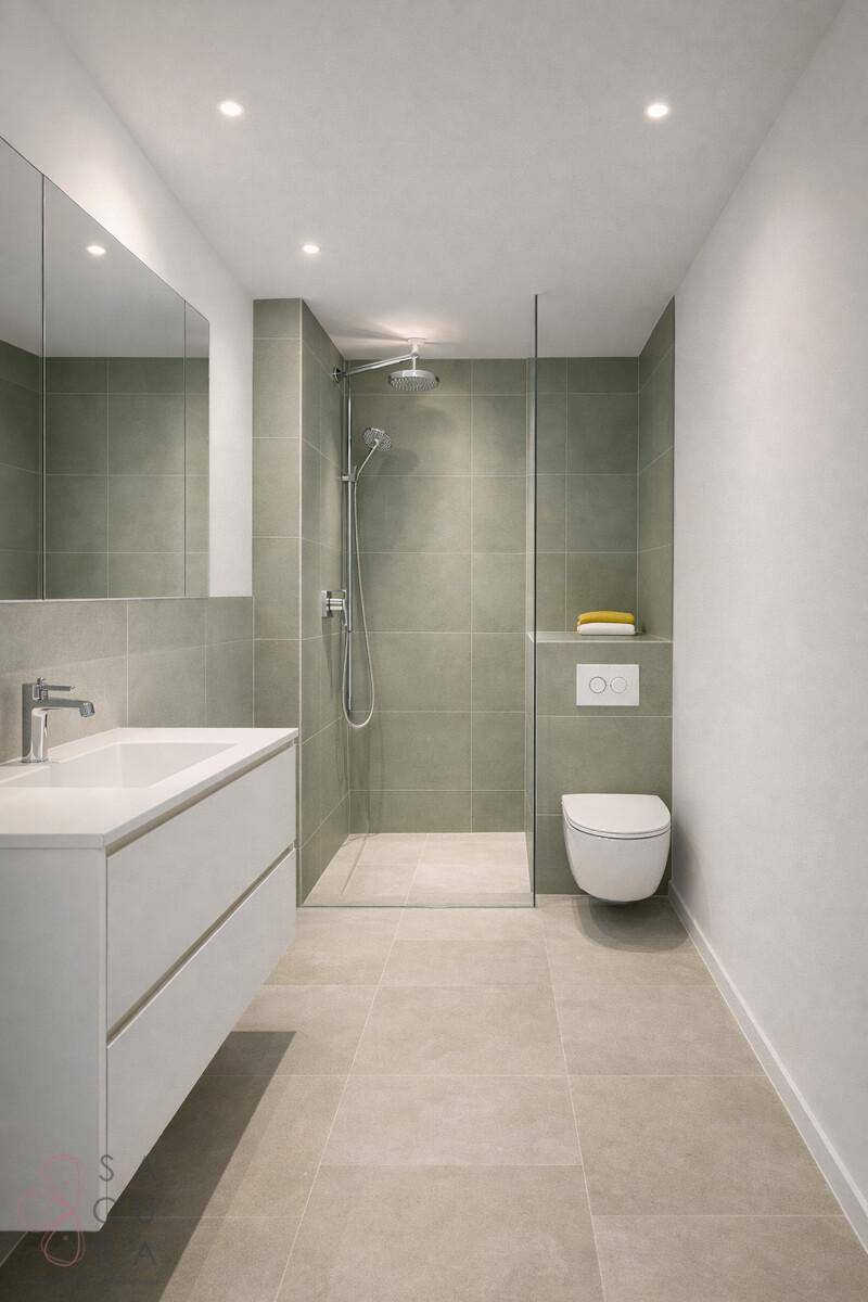 Zeitgemäßes Badezimmer mit ebenerdiger Dusche, modernem Waschtisch und WC, funktional und elegant.