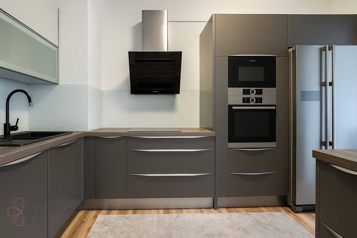 Stilvolle Küche mit grauen Schränken, modernen Geräten und Dunstabzugshaube.