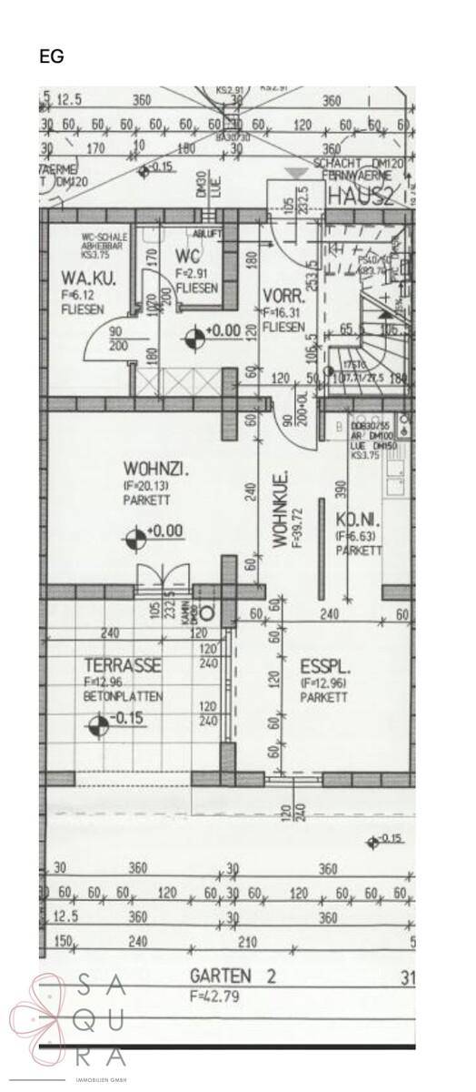 Grundriss des Erdgeschosses mit Wohnzimmer, Essbereich, Terrasse und Garten.