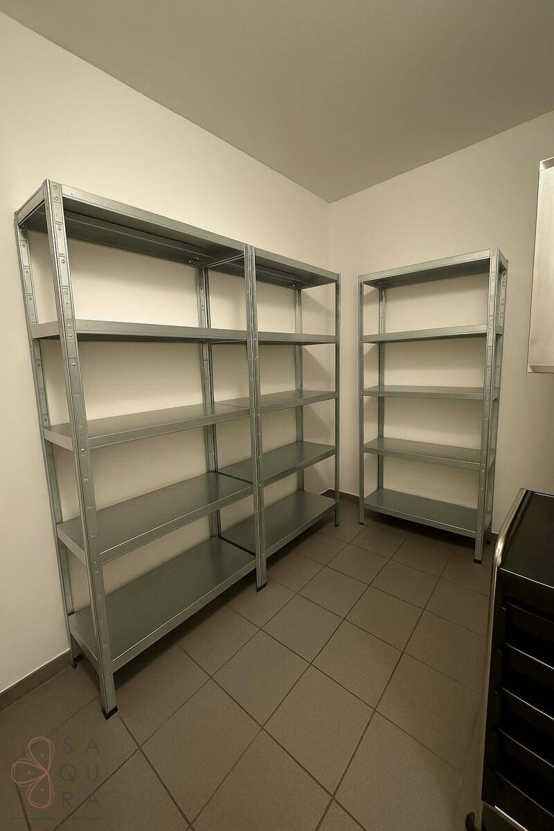 Praktischer Abstellraum mit Metallregalen für zusätzlichen Stauraum.