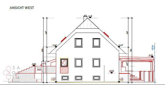 Westansicht des Hauses mit Giebeldach und Fensteröffnungen.