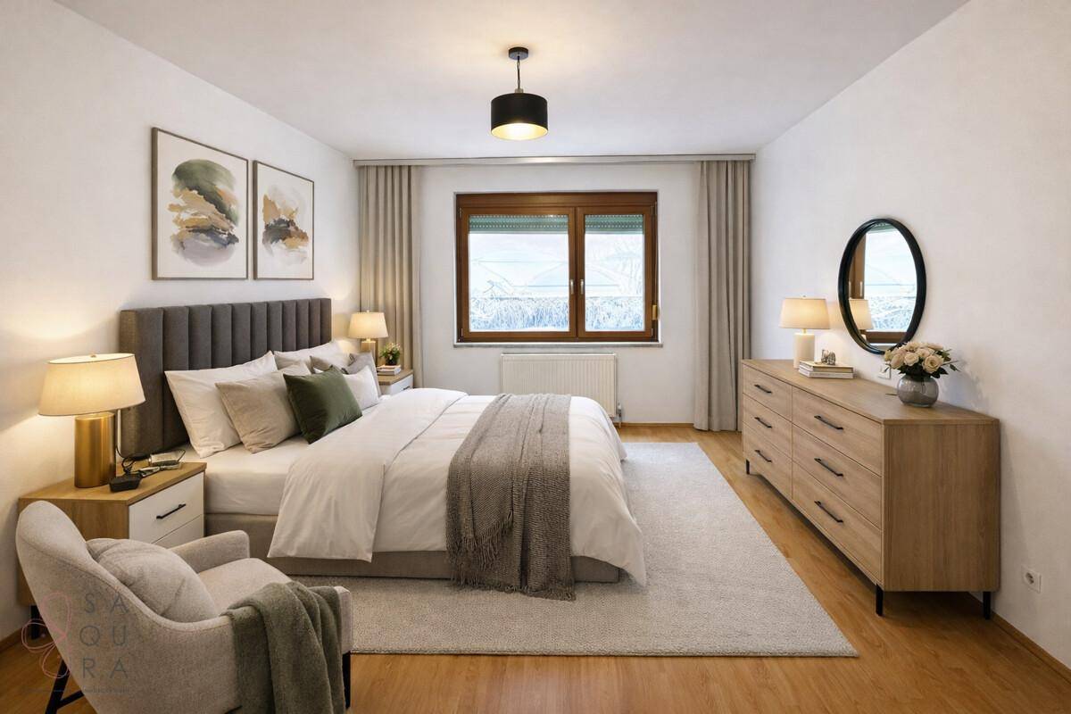 Elegantes Schlafzimmer mit großem Bett, Holzboden und einem Fenster mit schöner Aussicht.