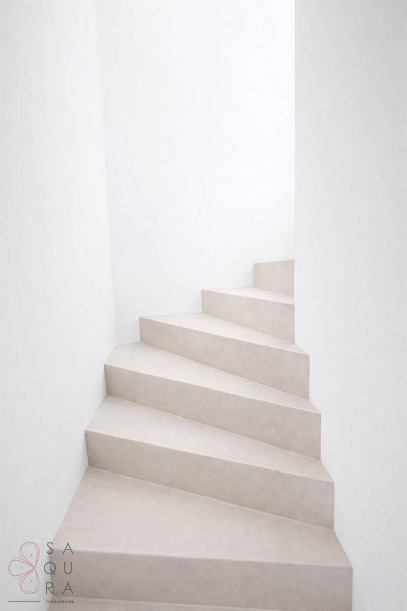 Schlichte Wendeltreppe aus Beton in einem modernen Treppenhaus.