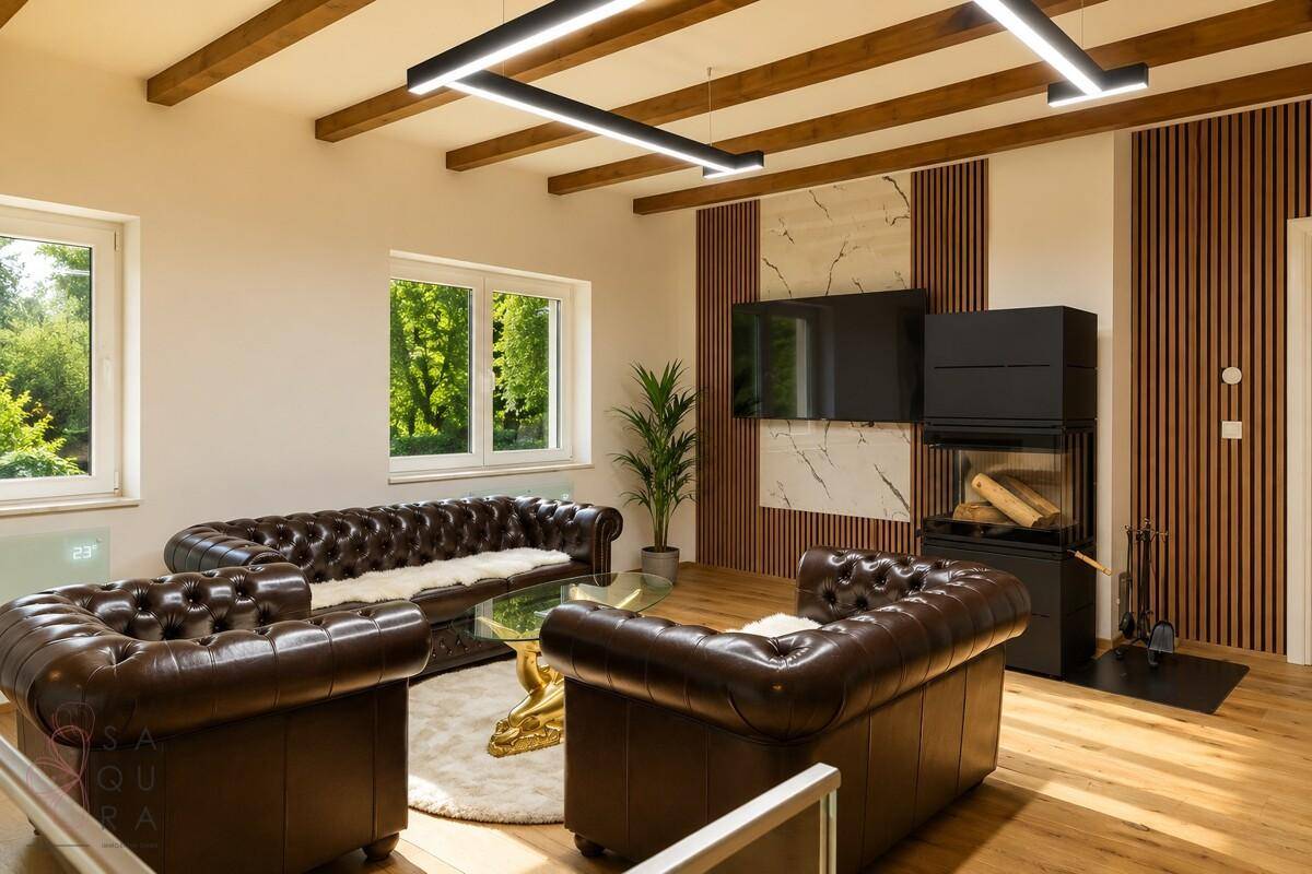 Modernes Wohnzimmer mit Holzbalkendecke, Kamin und Chesterfield-Sofas.