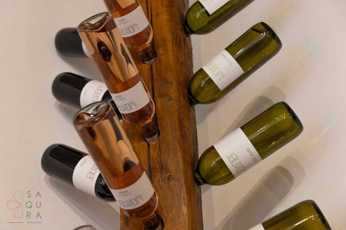 Detailansicht eines modernen Weinregals aus Holz, gefüllt mit verschiedenen Weinflaschen.