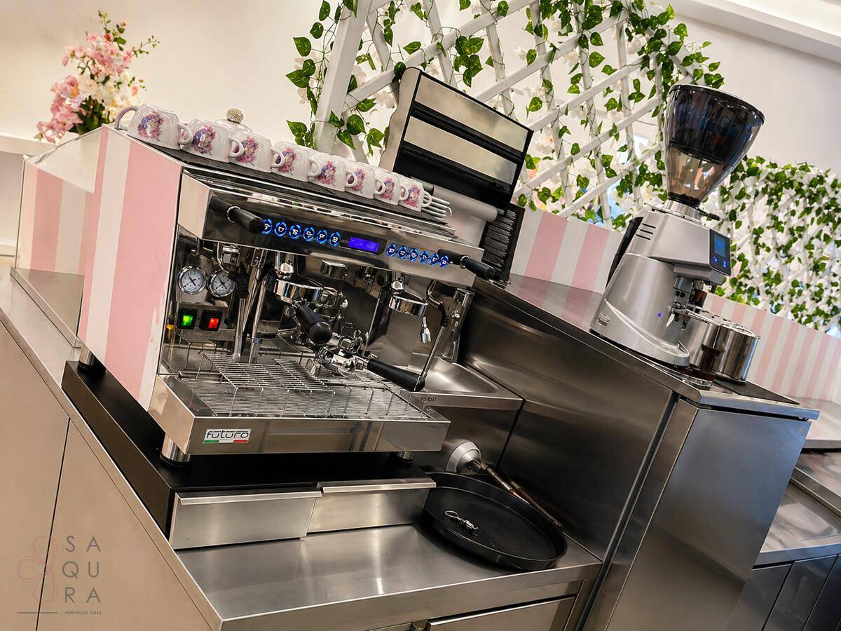 Professionelle Kaffeestation mit einer Espressomaschine und Kaffeemühle aus Edelstahl.