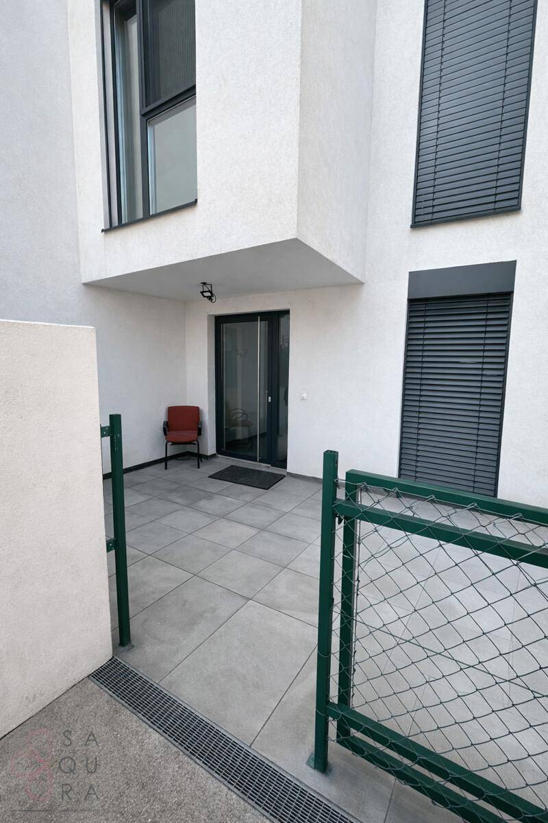 Private Terrasse mit Fliesenboden und einem Stuhl, um die frische Luft zu genießen.