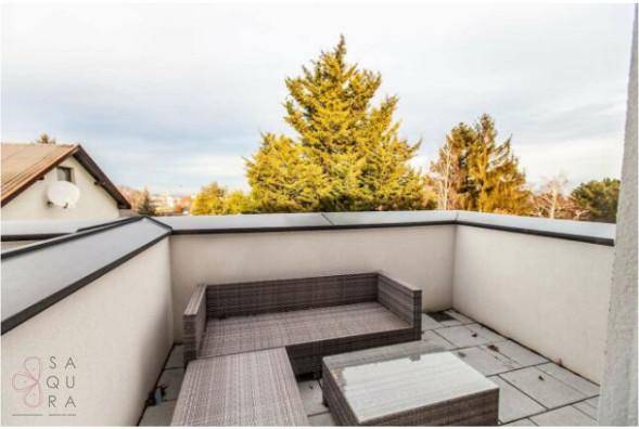 Geräumige Dachterrasse mit Lounge-Möbeln und weitem Blick.