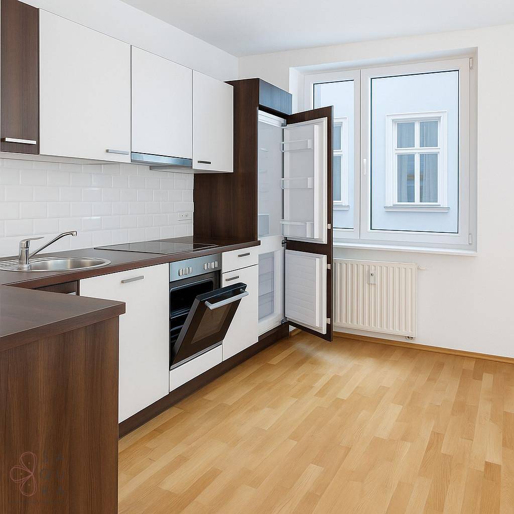 Moderne Küche mit weißen und dunklen Schränken, Induktionskochfeld und Kühlschrank.