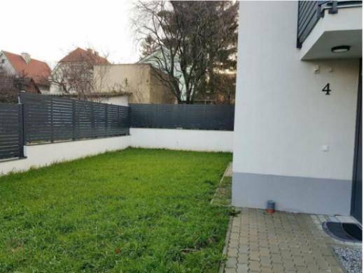 Kleiner Gartenbereich mit Rasenfläche neben dem Haus.