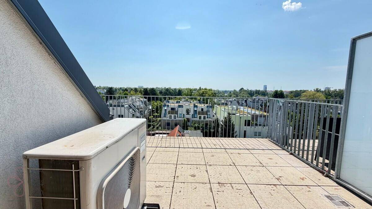 Weitläufige Dachterrasse mit Stadtblick und Klimaanlage-Außeneinheit unter blauem Himmel.