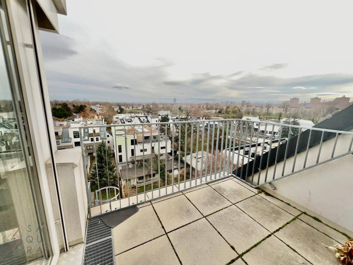 Kleine Terrasse mit Fliesenboden und Metallgeländer, bietet einen weiten Blick über die Umgebung.