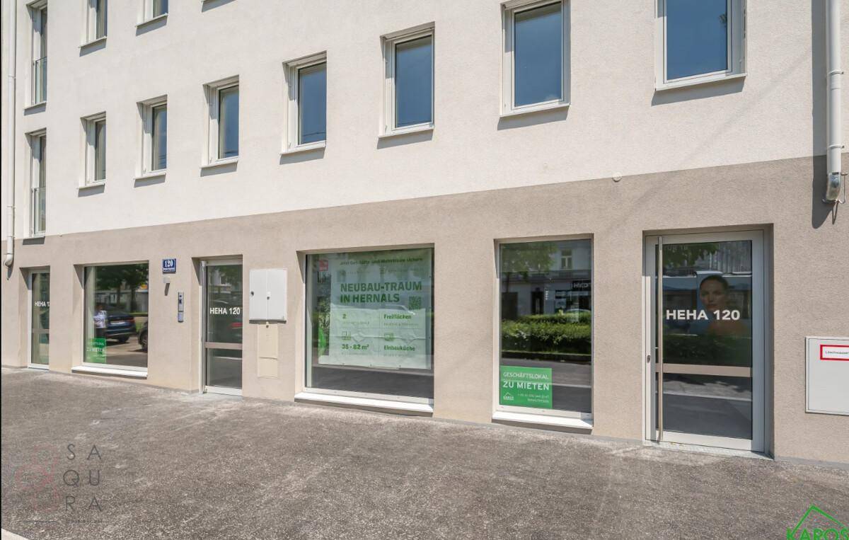 Erdgeschoss eines modernen Gebäudes mit Geschäftsflächen und großen Schaufenstern.