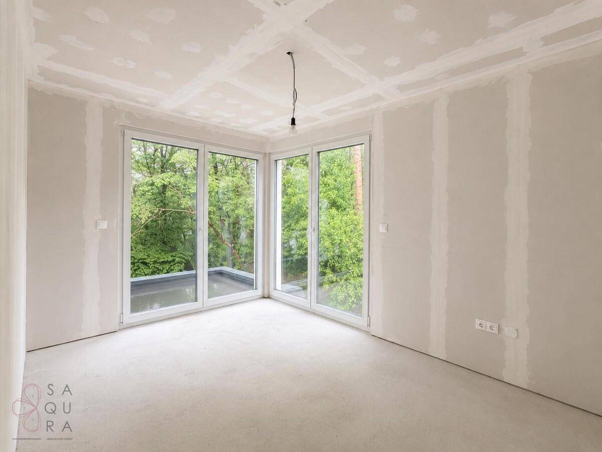 Unfertiges Schlafzimmer mit großen Fenstern, bereit für den Ausbau und die Einrichtung.