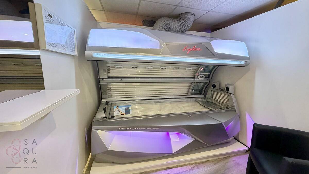 Moderne Solariumkabine mit leistungsstarkem Bräunungsgerät und heller Beleuchtung in einem sauberen Raum.