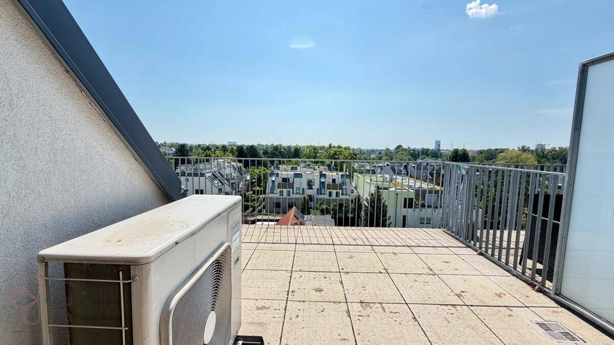 Dachterrasse mit Klimaanlage und weitem Blick über die umliegende Stadtlandschaft.