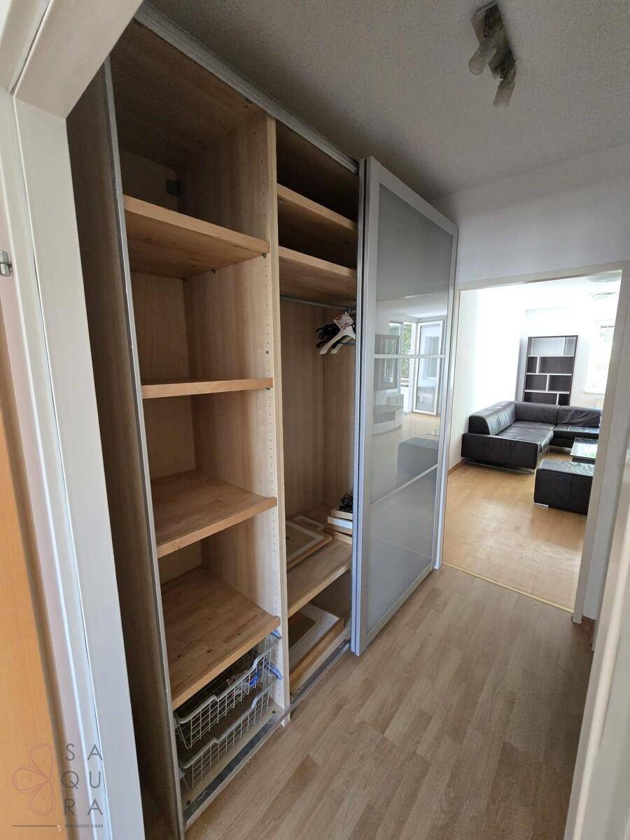 Praktischer Einbauschrank mit Schiebetüren und viel Stauraum, angrenzend an den Wohnbereich.