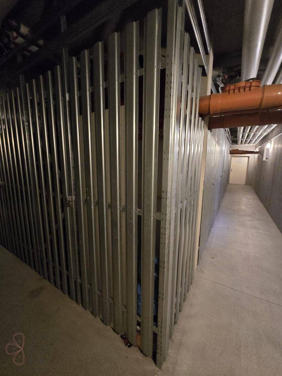 Kellerabteil mit Metallabtrennungen, bietet zusätzlichen Stauraum für Bewohner.