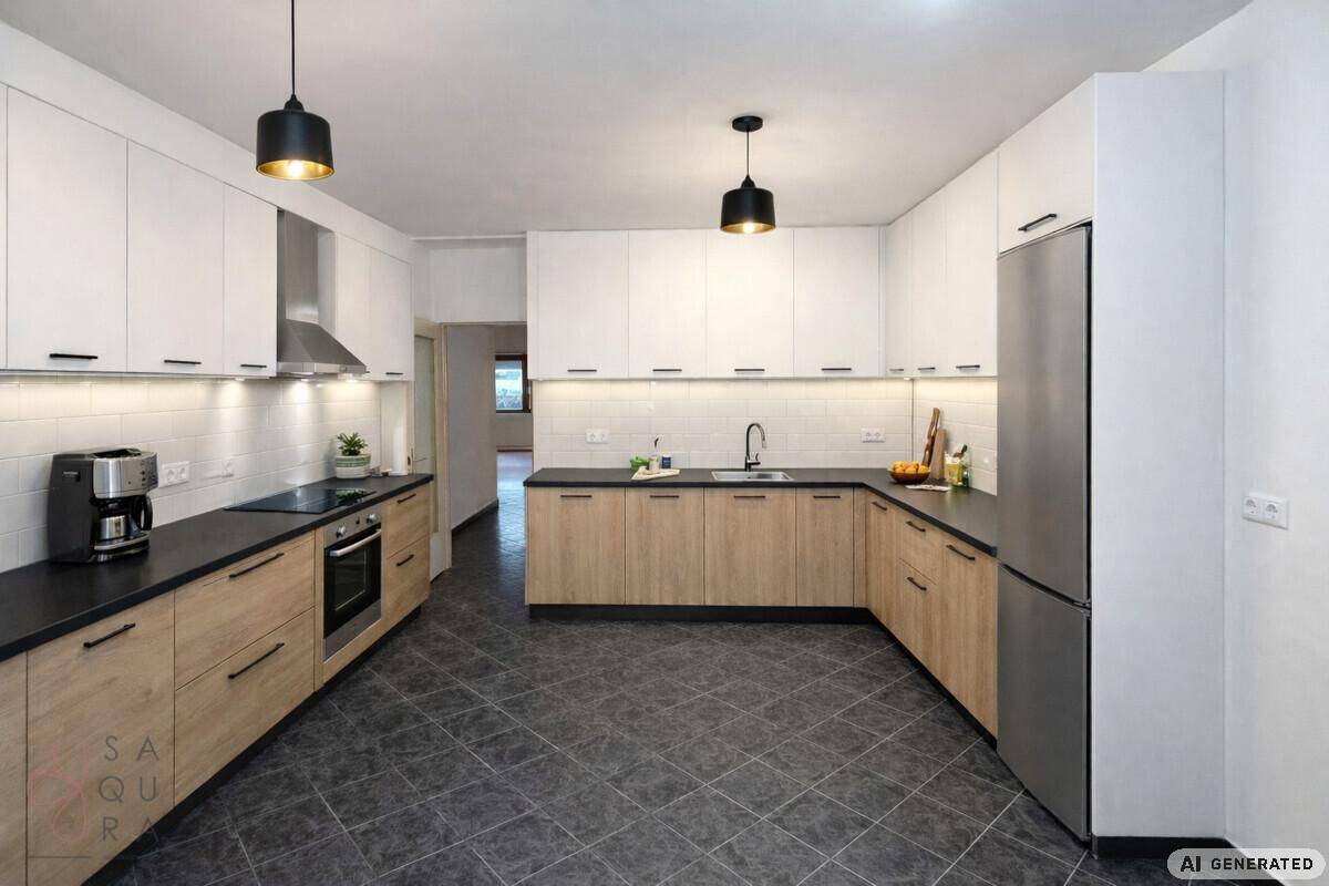 Moderne Küche mit weißen und holzfarbenen Schränken, dunklen Arbeitsplatten und Fliesenboden.