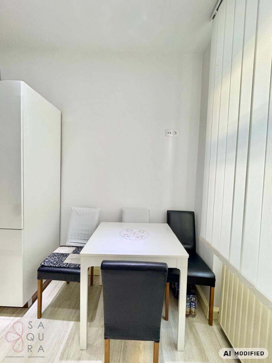 Kleiner Essbereich mit weißem Tisch und Stühlen, ideal für Mahlzeiten.