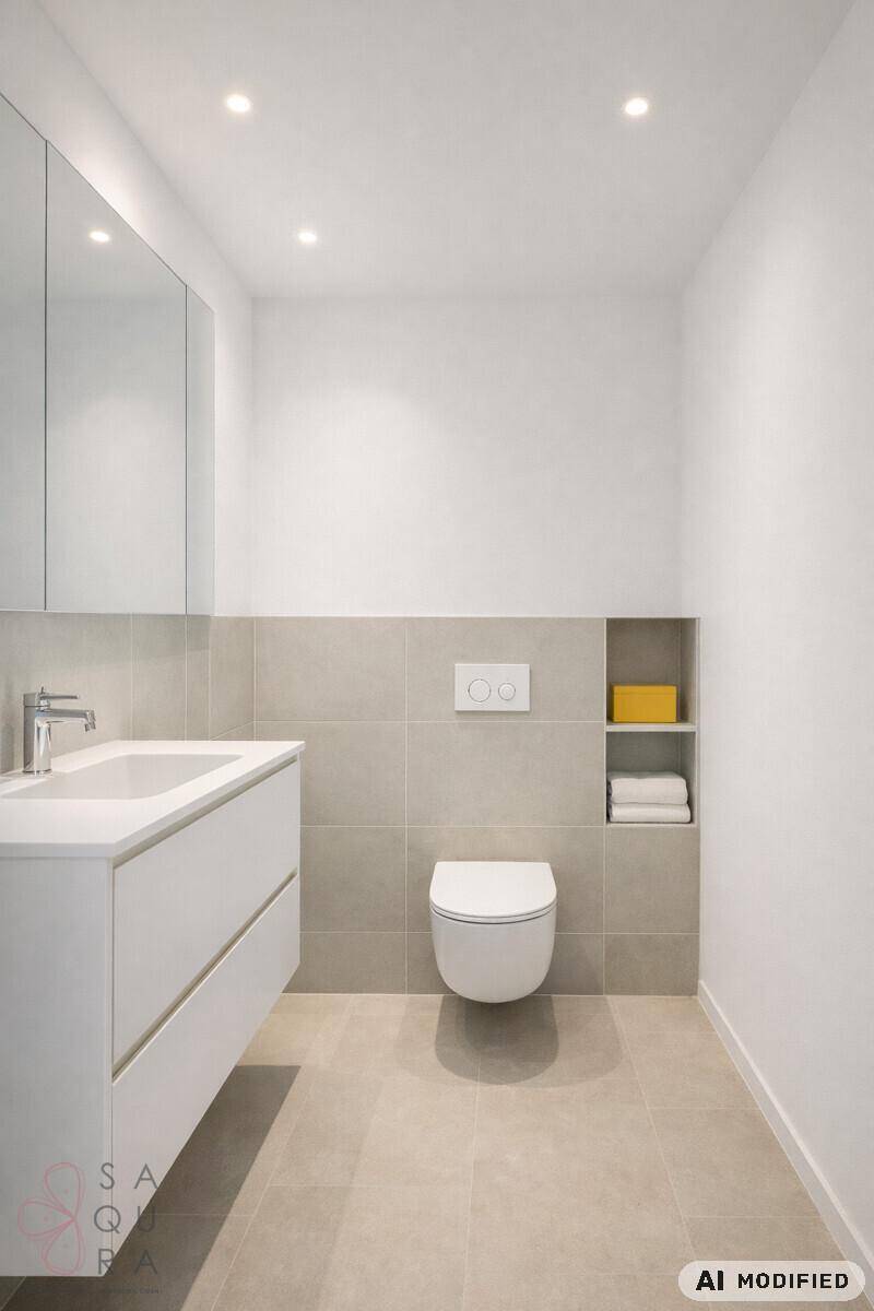 Helles Badezimmer mit modernem Waschtisch, Wand-WC und integriertem Spiegelschrank.