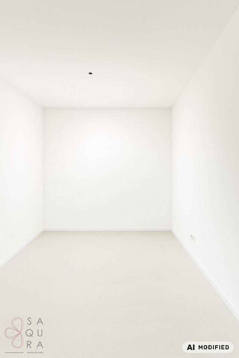 Heller, leerer Raum mit Teppichboden und weißen Wänden, ideal für vielfältige Nutzungsmöglichkeiten.