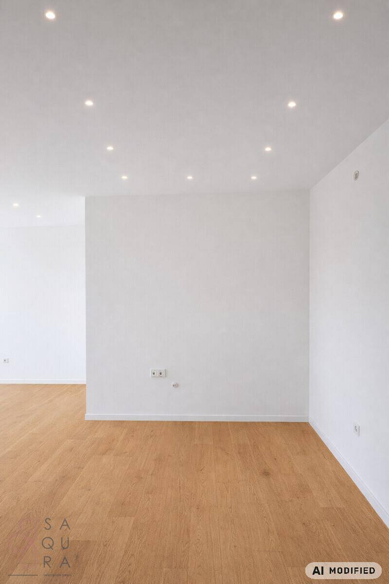 Heller, leerer Raum mit Holzboden und weißen Wänden, ideal für vielfältige Nutzungsmöglichkeiten.