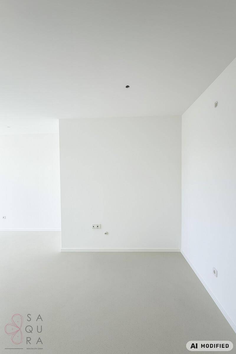Heller, leerer Raum mit Teppichboden und weißen Wänden, bereit für die individuelle Gestaltung.