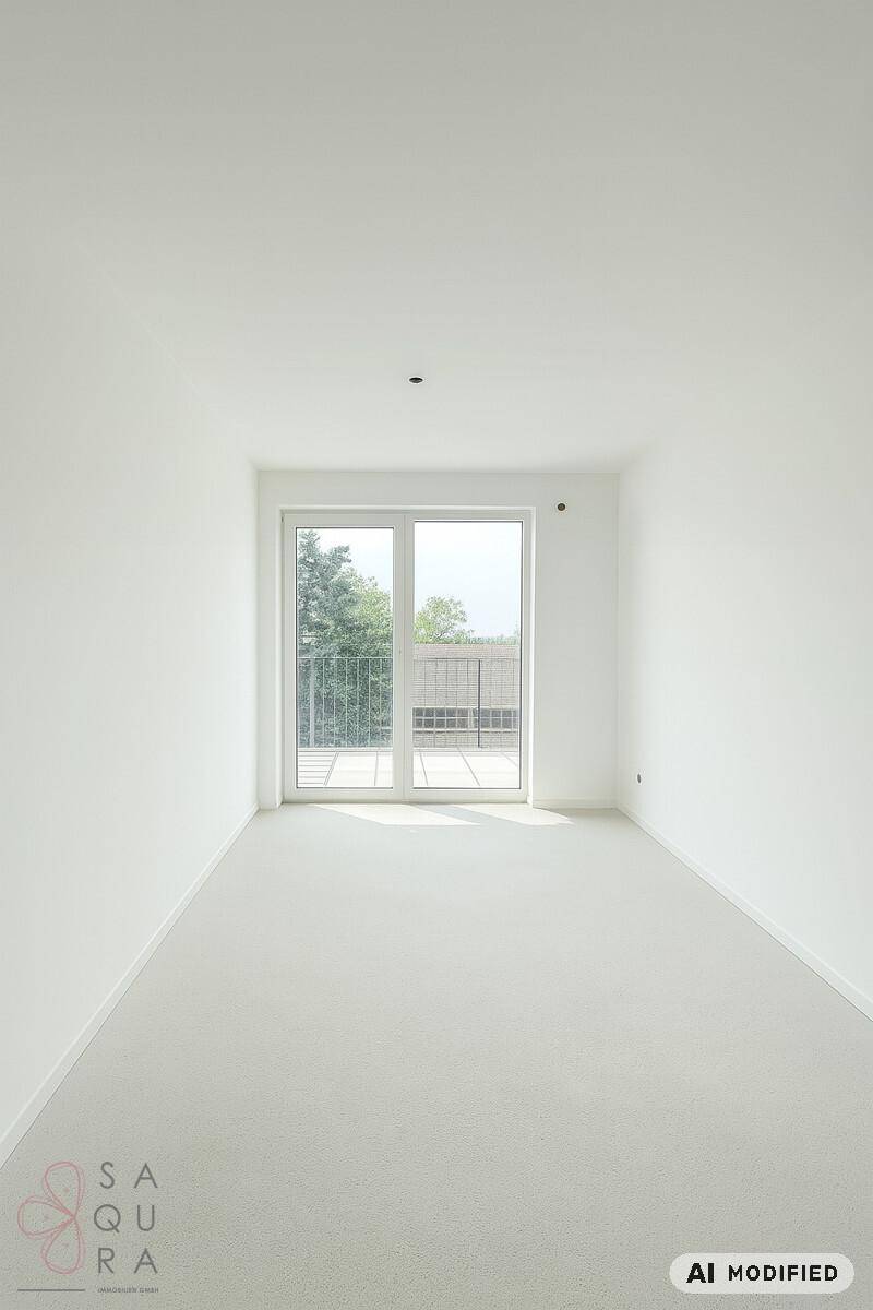 Heller, leerer Raum mit Teppichboden und großen Fenstern, die Zugang zu einem Balkon bieten.