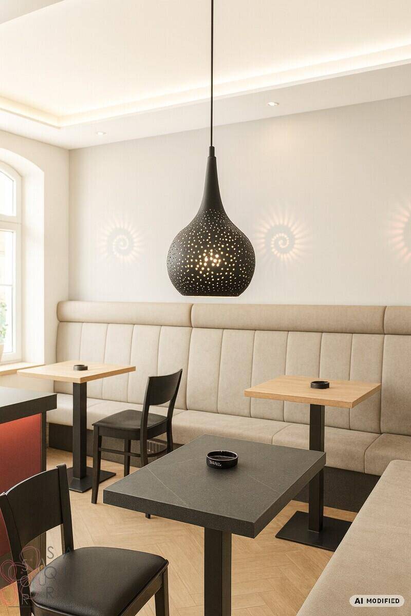 Detailaufnahme des Sitzbereichs mit stilvoller Pendelleuchte und natürlichem Lichteinfall durch das Fenster.