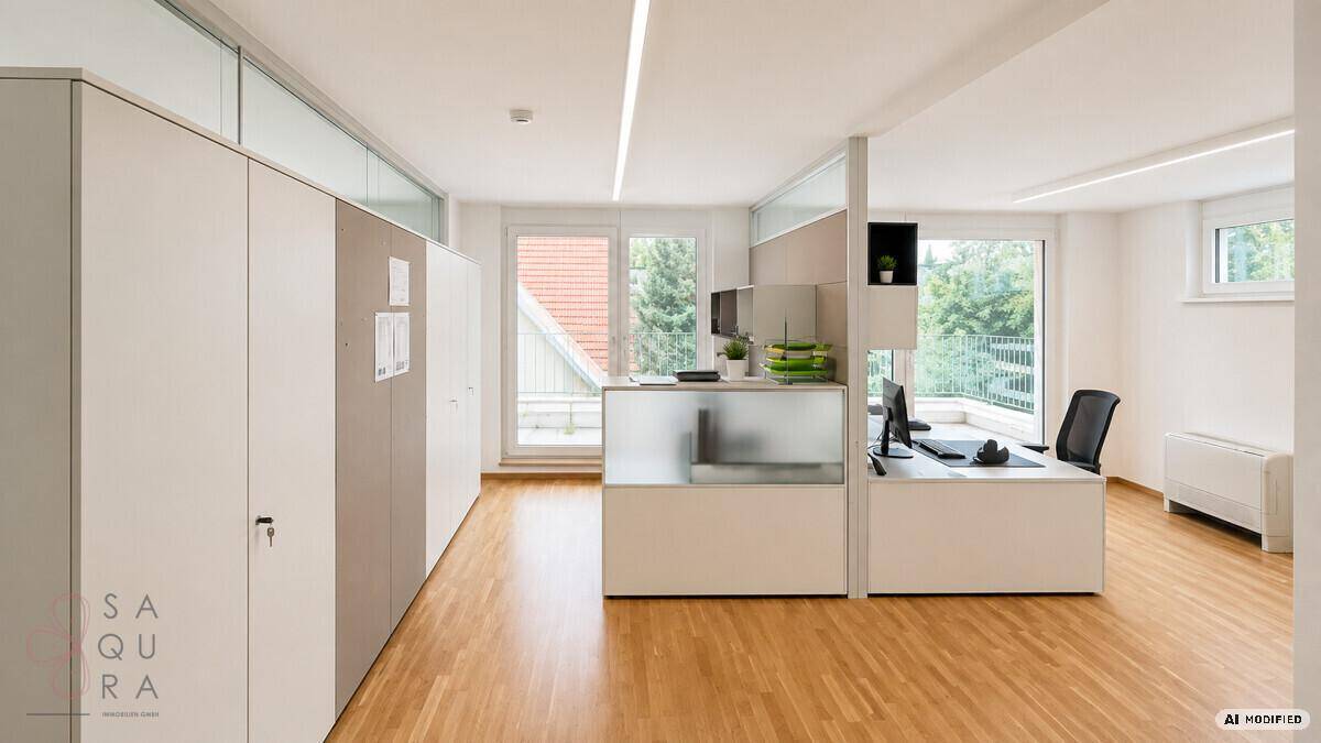 Helles Büro mit Holzboden, modernen Möbeln und großen Fenstern mit Blick ins Grüne.