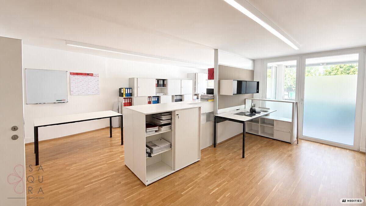 Geräumiges, modernes Büro mit mehreren Arbeitsplätzen, Holzboden und viel Stauraum.