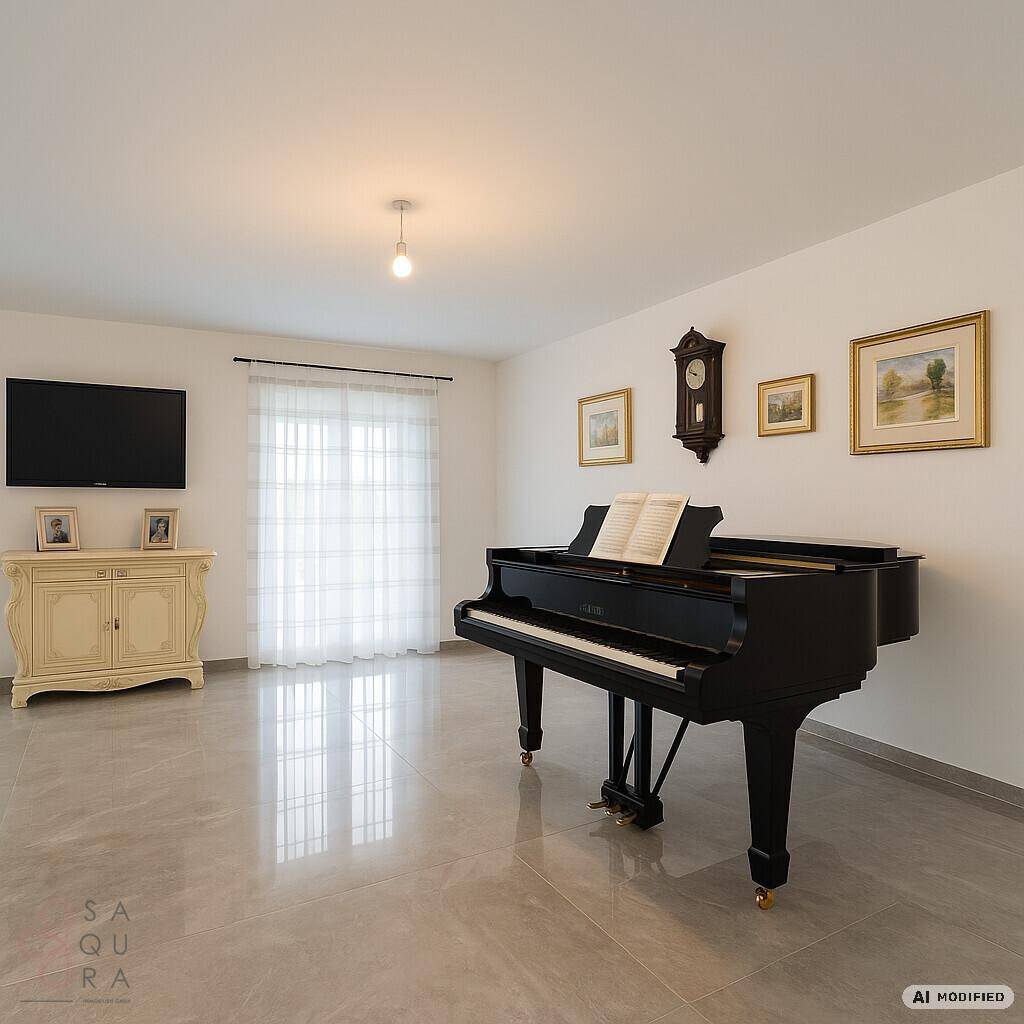 Helles Wohnzimmer mit Flügel, Fernseher und klassischem Beistellschrank.