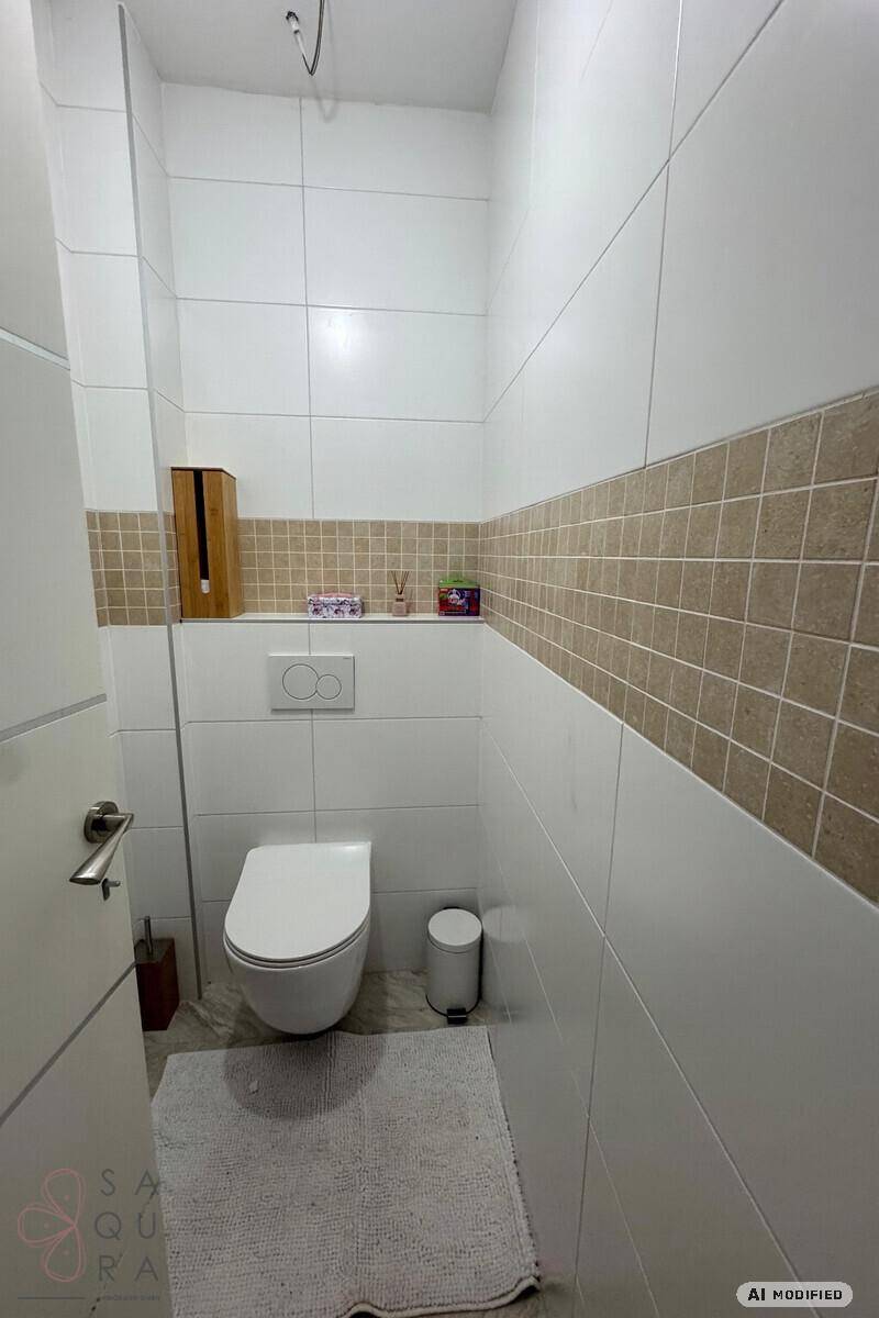 Helles WC mit wandhängender Toilette und modernen Fliesen.