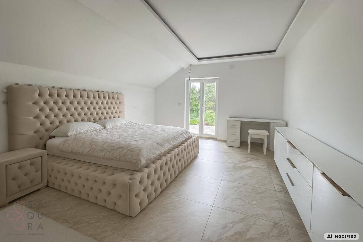 Helles Schlafzimmer mit großem Bett, Kommode und Zugang zum Außenbereich.