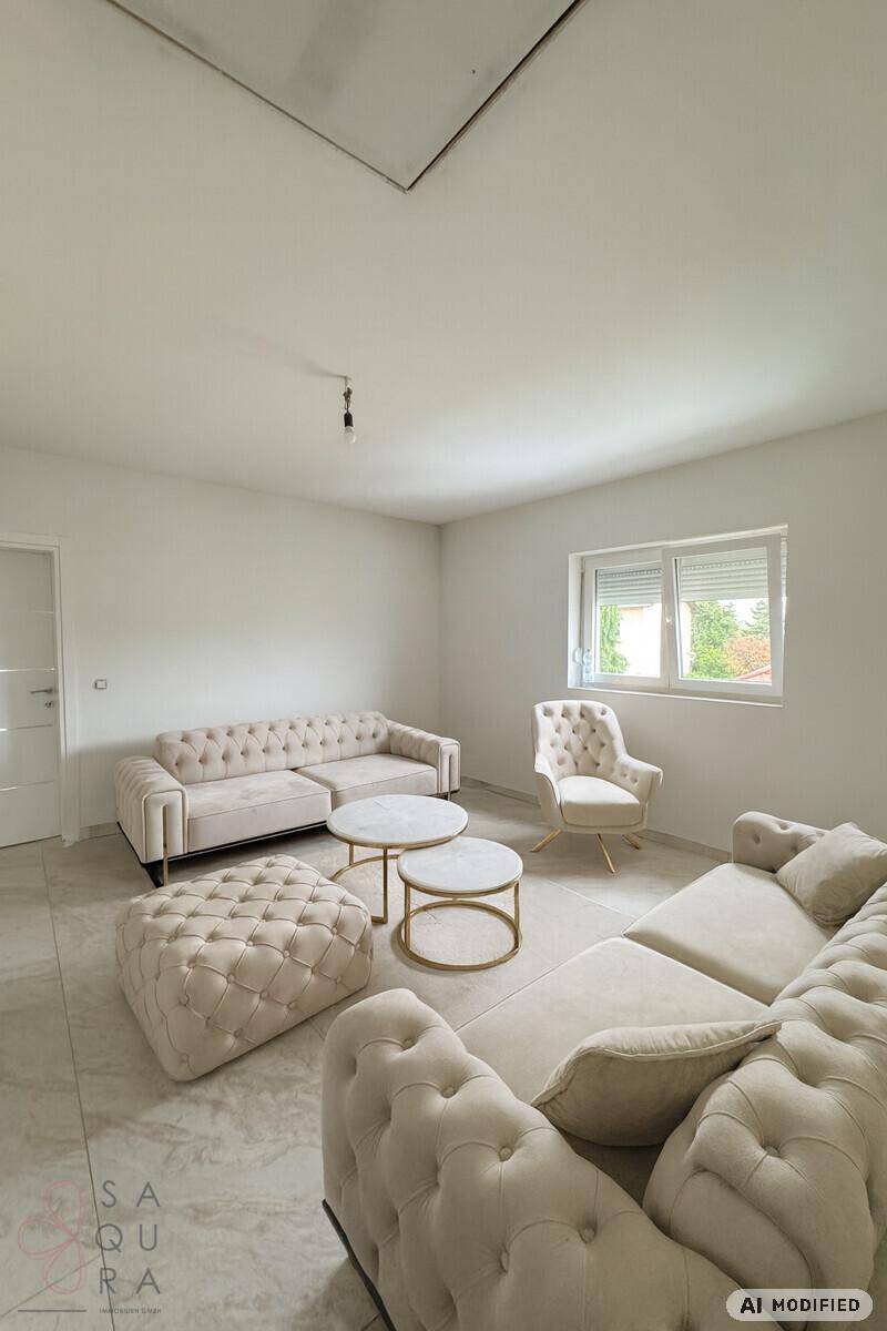 Gemütliches Wohnzimmer mit beigen Polstermöbeln und hellem Fliesenboden.