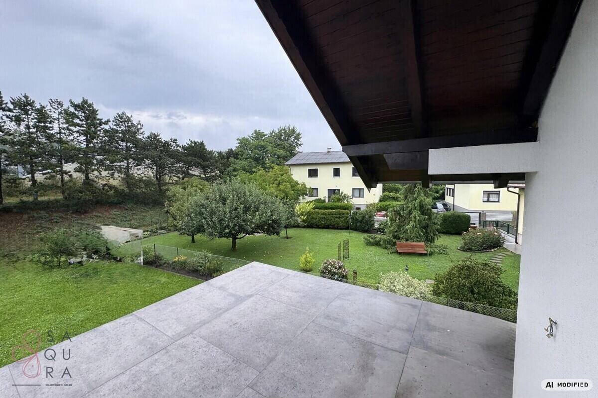 Panoramablick über den gepflegten Garten und die Nachbarschaft.