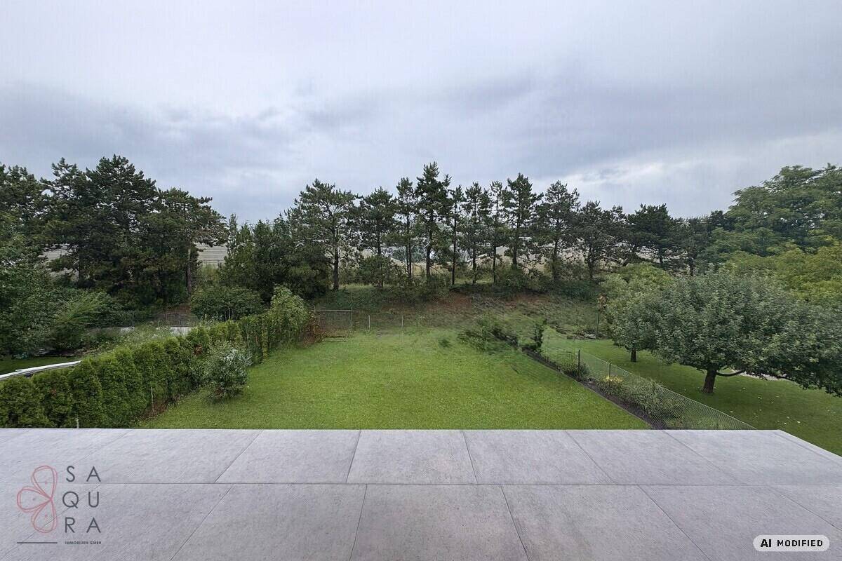 Weitläufiger Blick über den grünen Garten und die umliegende Natur.