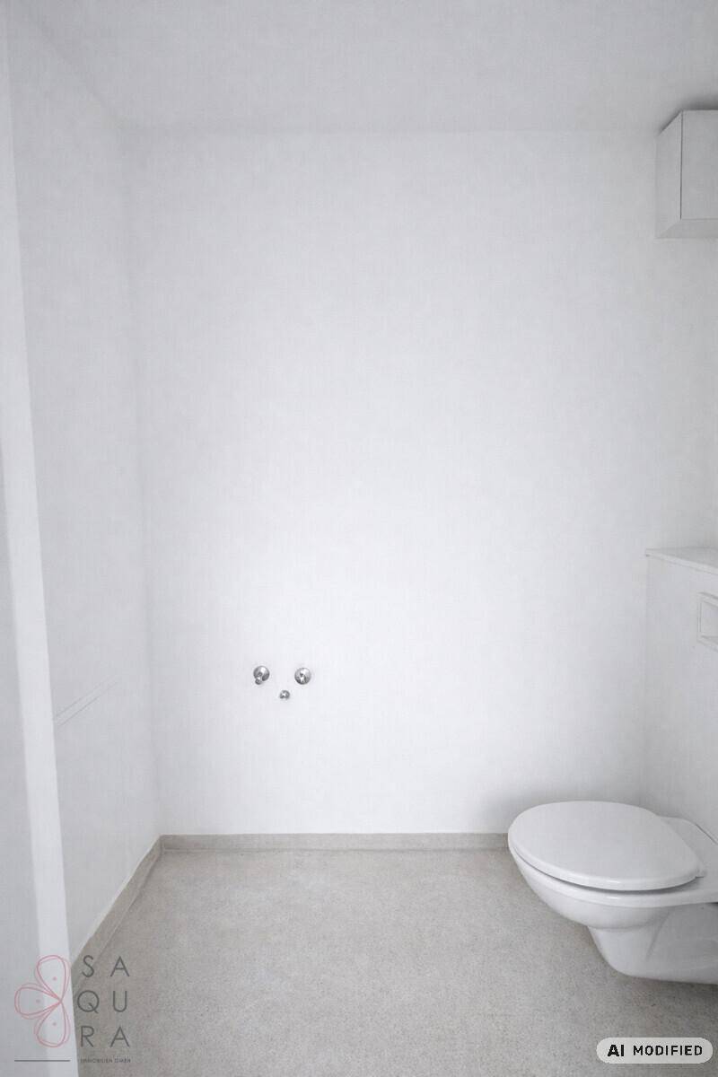 Kleines, unmöbliertes WC mit Wand-WC und hellem Fliesenboden in modernem Design.