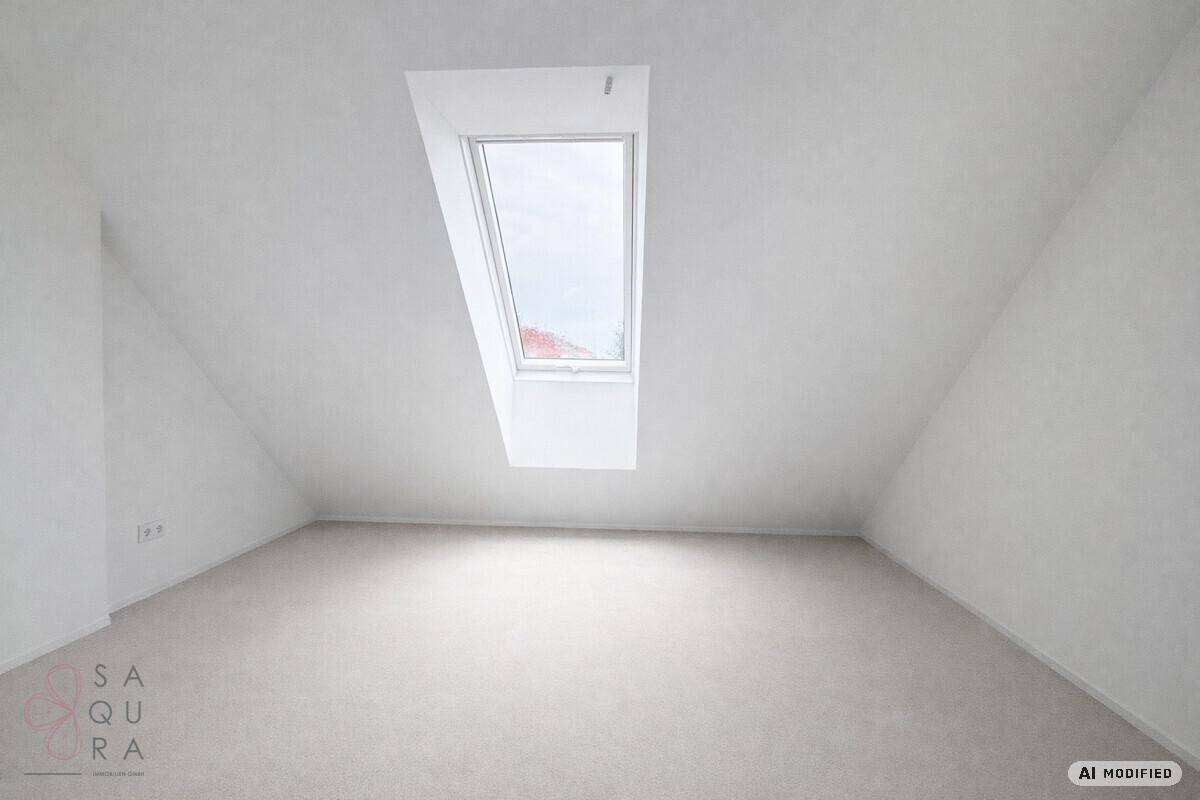 Helles Schlafzimmer im Dachgeschoss mit Dachschräge und großem Dachfenster.