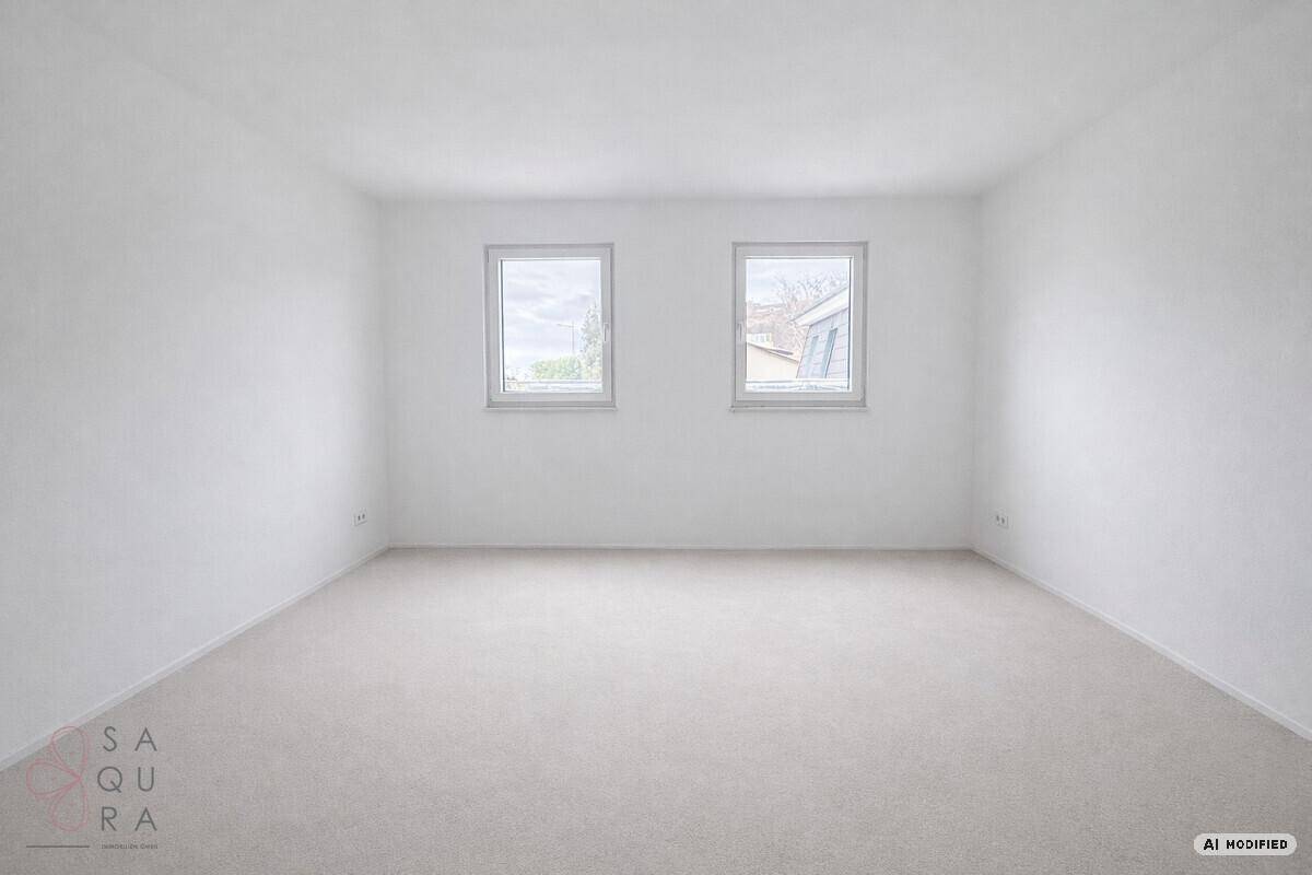 Helles, unmöbliertes Schlafzimmer mit zwei Fenstern und hellem Bodenbelag.