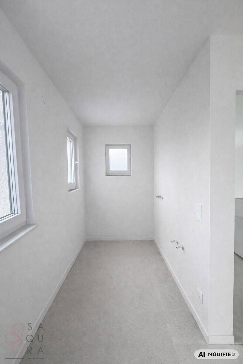 Kleiner, heller Raum mit zwei Fenstern und Anschlüssen für ein Badezimmer.