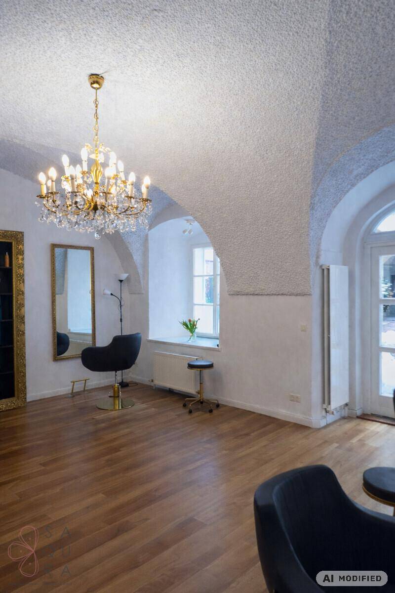 Friseursalon mit schwarzen Stylingstühlen, Spiegeln und einem Kronleuchter unter gewölbter Decke.