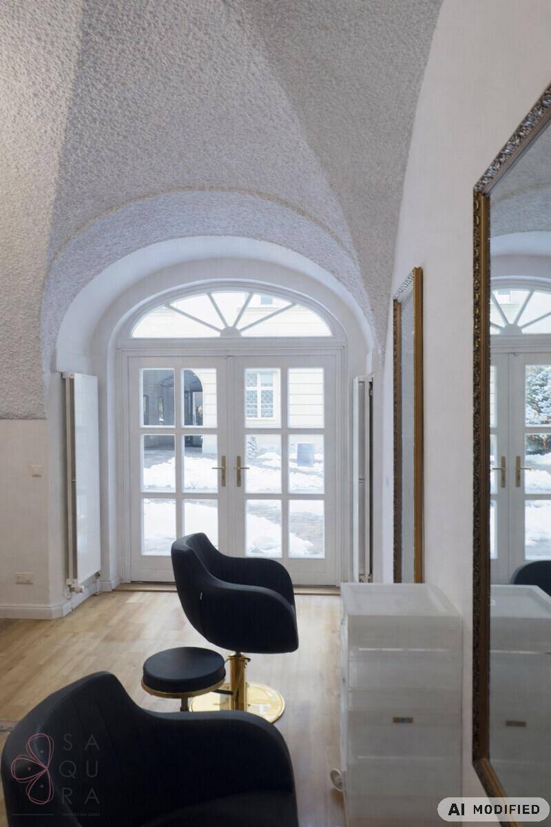 Friseurbereich mit schwarzen Stylingstühlen und großen Bogenfenstern, die nach draußen führen.