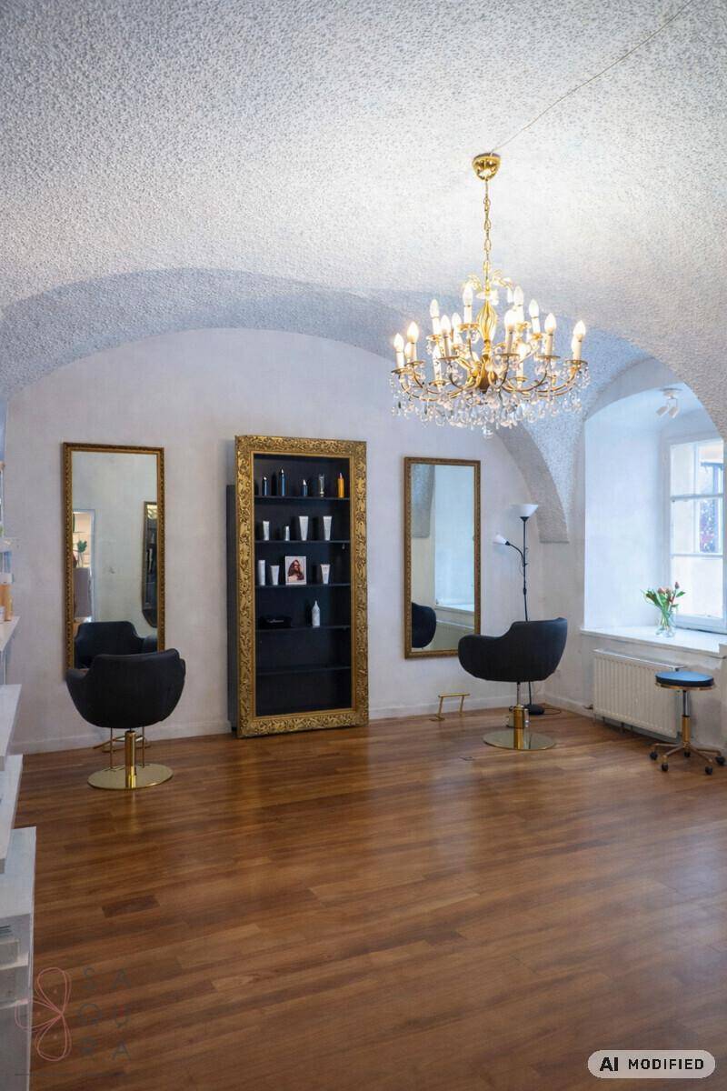 Friseursalon mit schwarzen Stylingstühlen, Spiegeln und einem Kronleuchter unter gewölbter Decke.